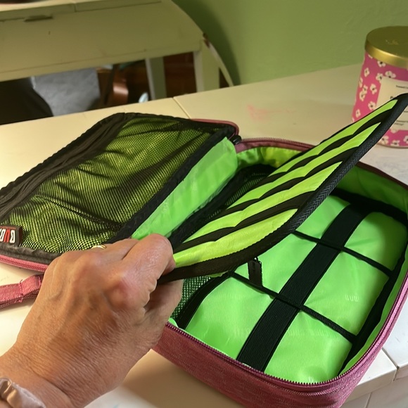 NWOT Be Unique Be Myself Electronic Organizer/Travel Gadget Bag - Picture 7 of 7